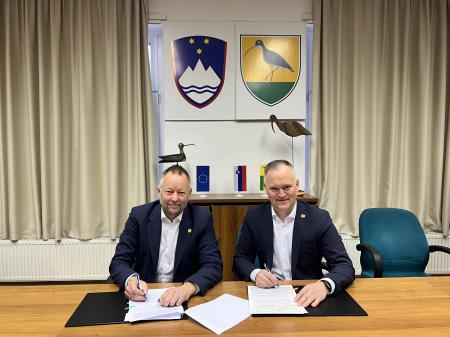 Župan Primož Cimerman ( levo) in novi podžupan Robert Ilc ob podpisu skupnih izhodišč in vrednostnih načel.