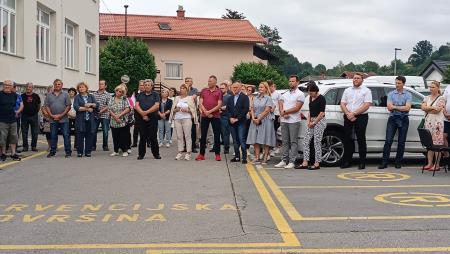 Del udeležencev srečanja pri lipi