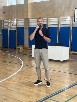 Denis Avdić je presenetil prvošolce na POŠ Lavrica