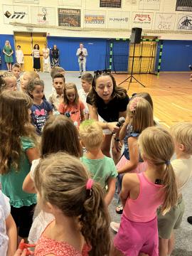 Anja Ramšak in ekipa Radia 1 na OŠ Škofljica