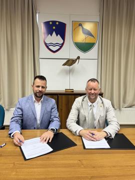 Igor Oražem in župan Primož Cimerman ob podpisu pogodbe Zavoda Škofljica