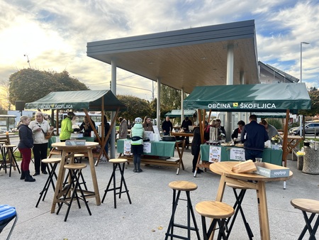 Kuhna na placu: Jesen na dlani navdušila s toplino, kostanjem in prijetnim druženjem