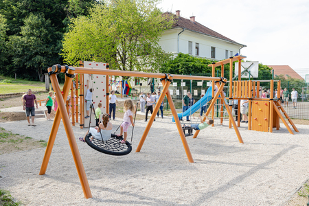 PRENOVLJENE ZUNANJE POVRŠINE PRI POŠ ŽELIMLJE URADNO PREDANE NAMENU